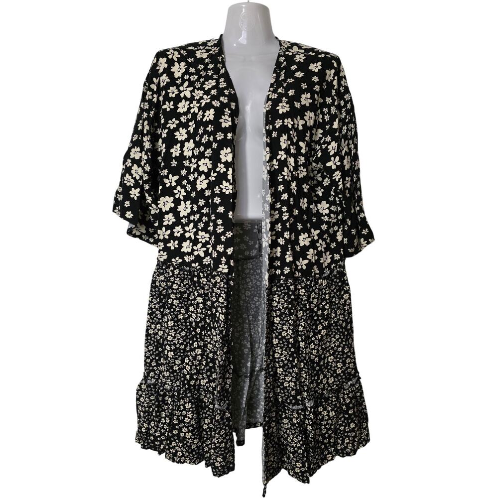 Maurice's Size M Black/Dark Navy w/light purple/blue Floral Kimono style wrap
